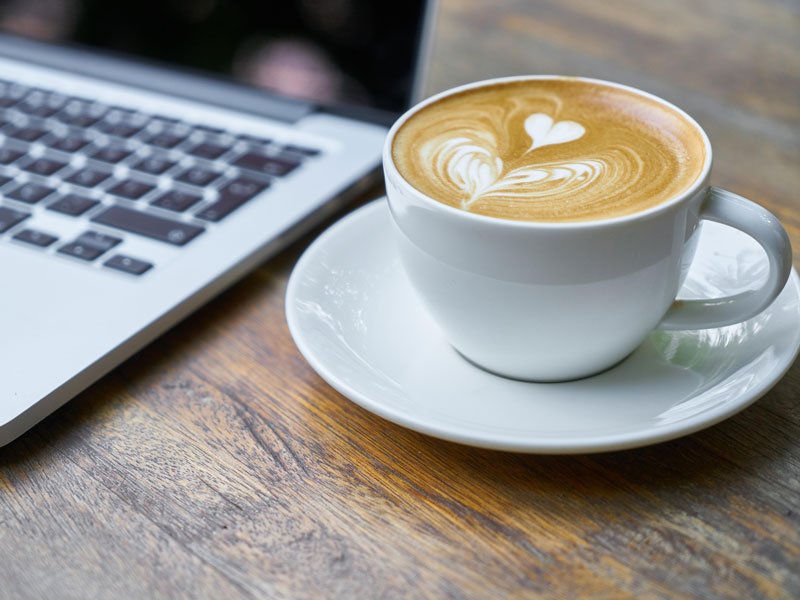Kaffe und computer , symbolisch für Büroarbeit