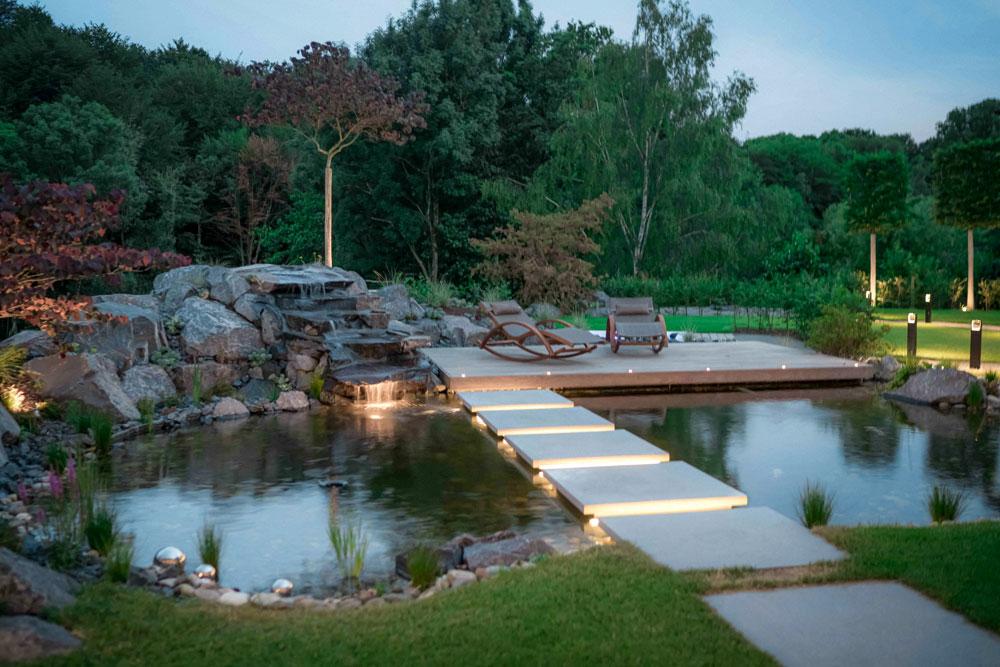 Koi-Teichanlage mit schwimmenden Platten als Teil eines Wassergartens