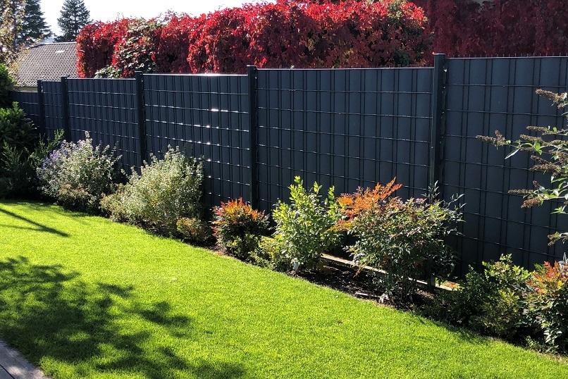 Modernes Design: Der graue Sichtschutzzaun schützt und verschönert den Garten